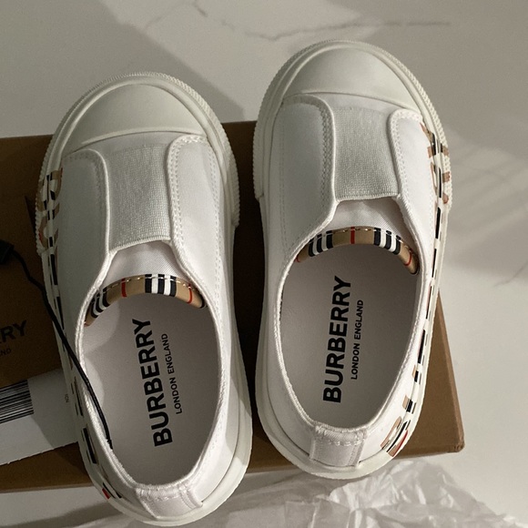 Unisex Burberry Mini Larkhall low top- slip on sneakers for toddler size 6/23 - Picture 3 of 4